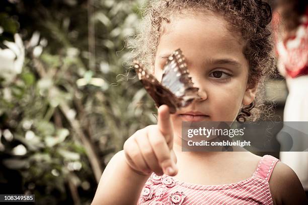criança segurando borboleta speckled madeira (pararge aegeria - butterfly hand imagens e fotografias de stock