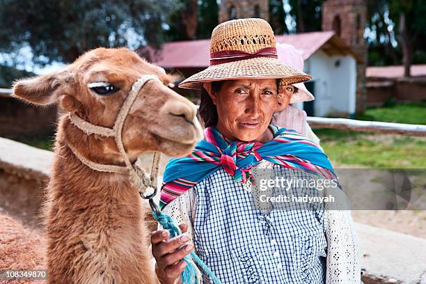 bolivianische frau tragen ihr baby, isla del sol, bolivien - bolivianischer abstammung stock-fotos und bilder