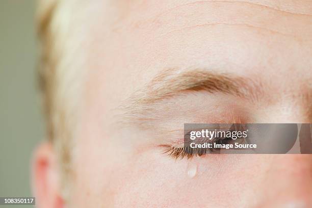 man crying - hombre llorando fotografías e imágenes de stock