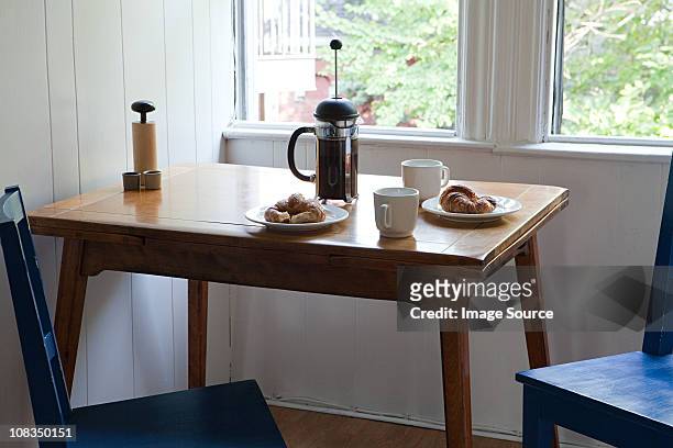 breakfast table - coffee plunger stockfoto's en -beelden