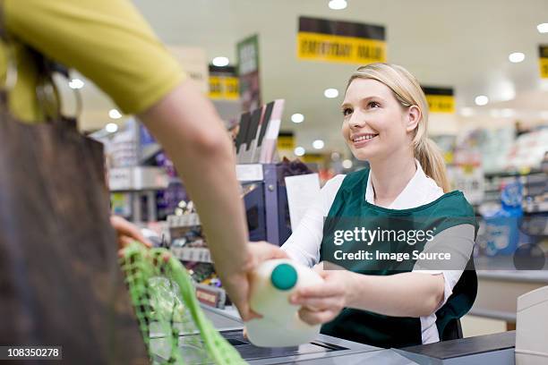 weibliche kassierer und kunden im supermarkt-check-out - aushilfsverkäufer stock-fotos und bilder