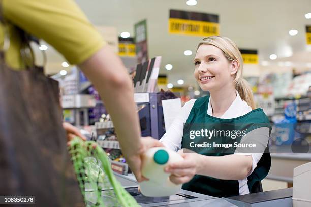 feminino caixa e cliente no supermercado check-out - assistant - fotografias e filmes do acervo