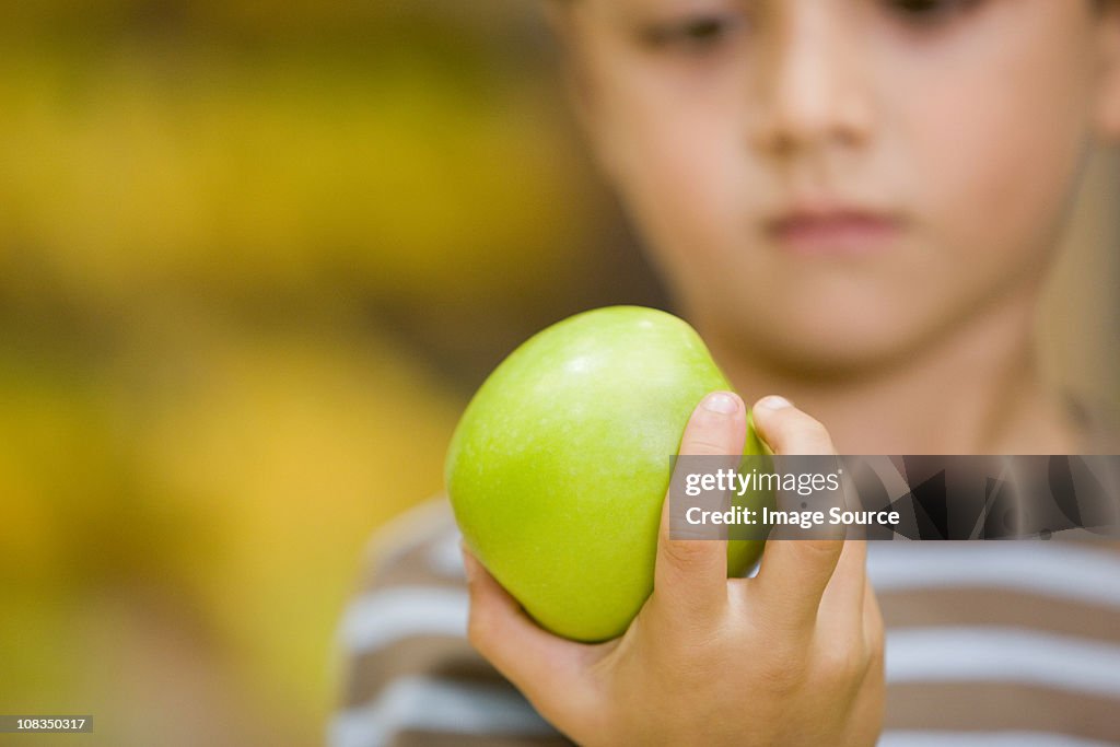 Ragazzo tenendo una mela