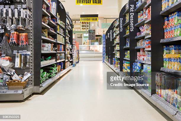 supermercado corredor - interior shop imagens e fotografias de stock