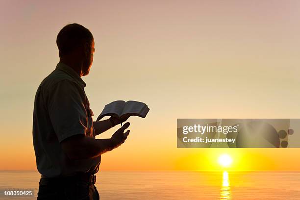 man offering knowledge - apostel stockfoto's en -beelden