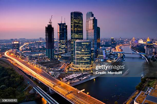 skyline in der abenddämmerung. vogelperspektive - moscow stock-fotos und bilder