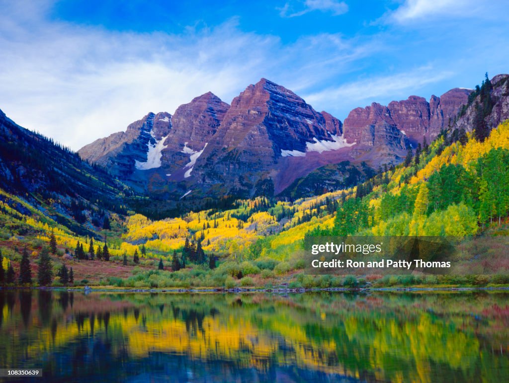 Maroon Bells com árvores de outono Aspen