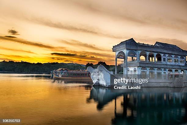 marble boat. summer palace beijing - sommarpalatset peking bildbanksfoton och bilder