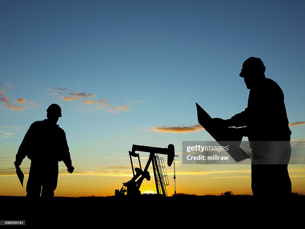 Bomba de óleo e Trabalhador & silhuetas Pumpjack