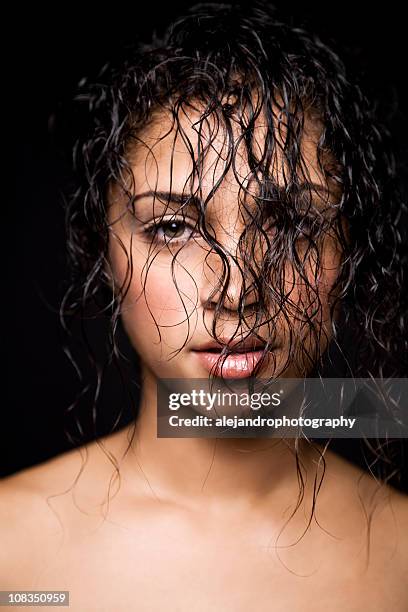 raza mixta mujer con pelo rizado con fregadero - cabello mojado fotografías e imágenes de stock