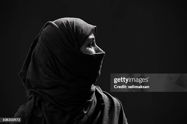 mujer musulmana en hiyab - islamismo fotografías e imágenes de stock