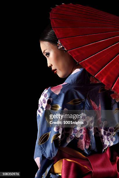 japanese geisha with a red umbrella - geisha 個照片及圖片檔