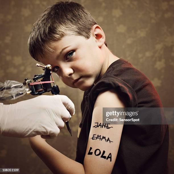 kid tattooed - tatoeage stockfoto's en -beelden