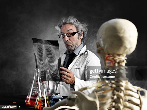 mad médico con su paciente - inventor fotografías e imágenes de stock