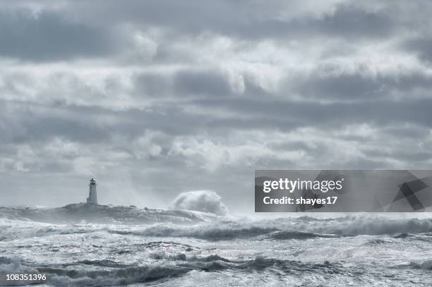 rough sea lighthouse - storm lighthouse stockfoto's en -beelden