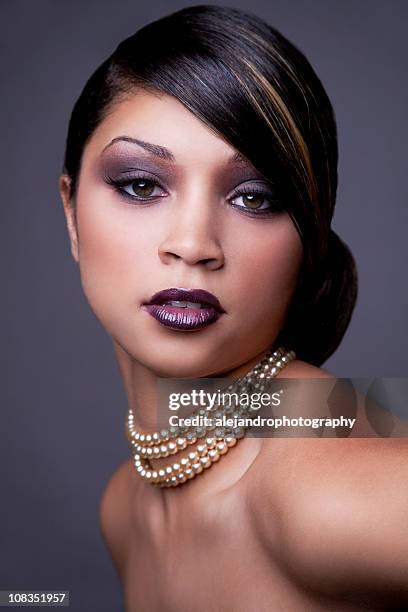 ethnic woman with updo - groene ogen stockfoto's en -beelden