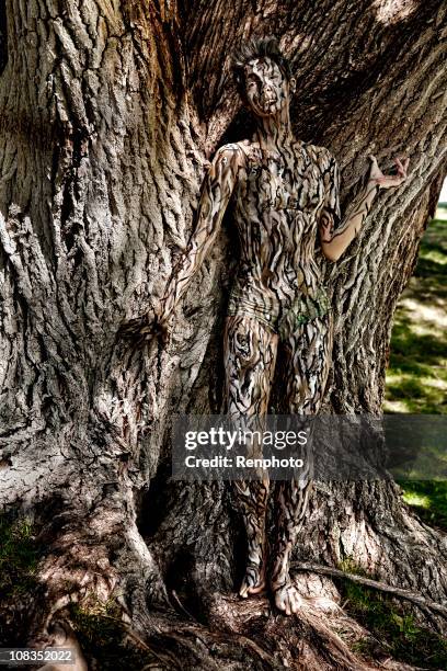 body painting: tree camouflage - body paint fotos stockfoto's en -beelden