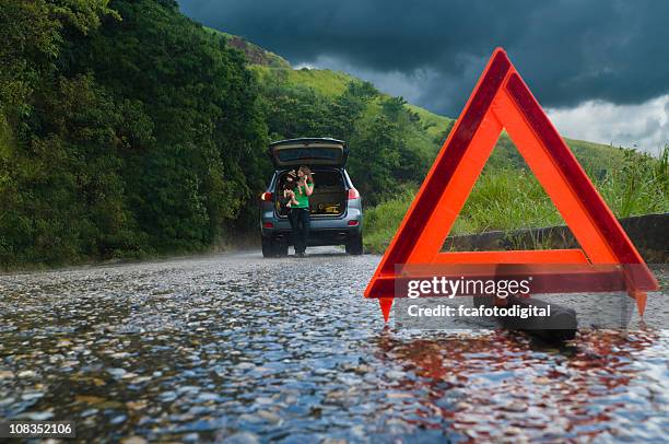 car breakdown - family in rain stockfoto's en -beelden