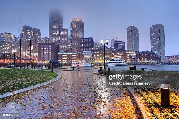 regen herbst night in boston - boston harbor stock-fotos und bilder