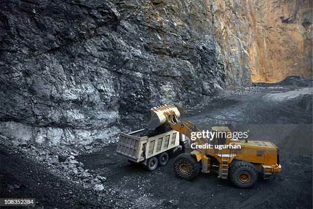 mining - earth mover stockfoto's en -beelden