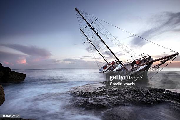 shipwreck off the coast of malta - sinking stockfoto's en -beelden