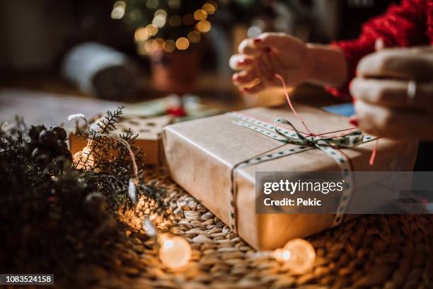 mujer envolviendo regalos de navidad - christmas trees fotografías e imágenes de stock