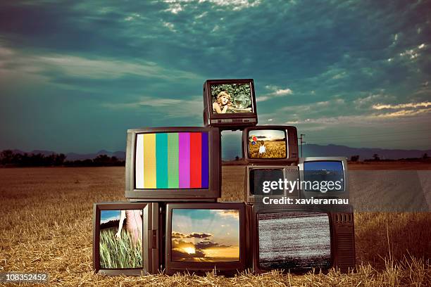old tv show - televisietoestel stockfoto's en -beelden