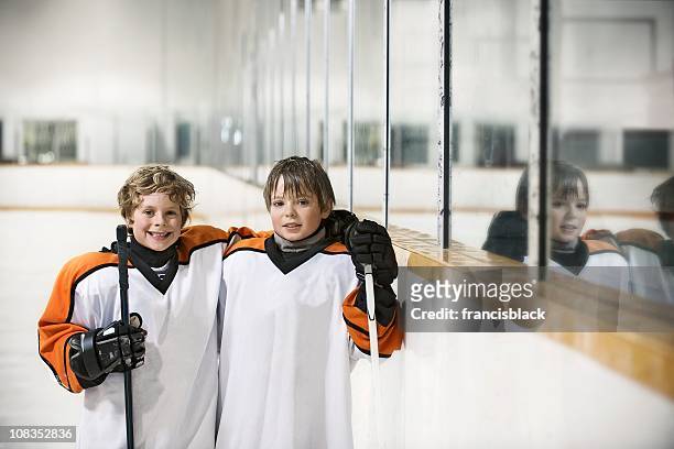 giocatori di hockey giovanile - hockey su ghiaccio foto e immagini stock