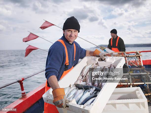 fishermen on boat with catch of fish - catch of fish stockfoto's en -beelden