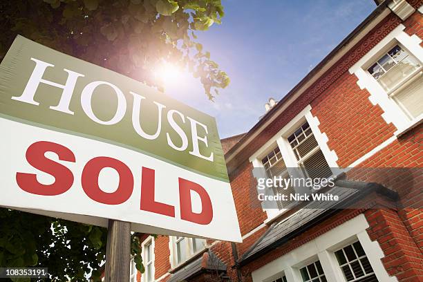 house with sold notice - sold house stock pictures, royalty-free photos & images