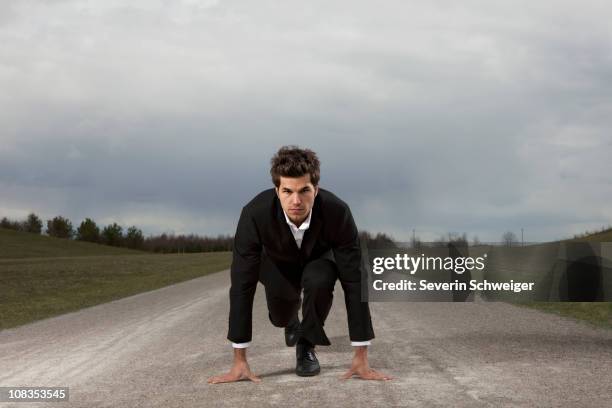 businessman in poleposition - startblok atletiek stockfoto's en -beelden