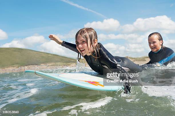 mother and daughter surfing - bush live stockfoto's en -beelden