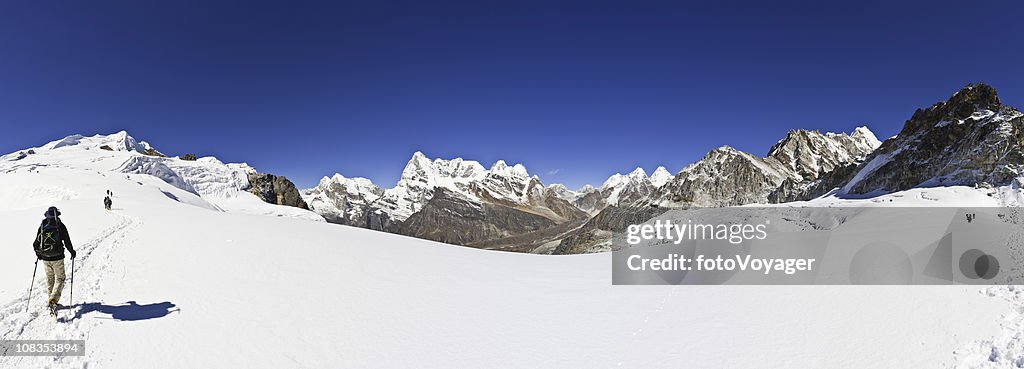 Escalada Mountaineers Alta altitude Glaciar de neve de Inverno Himalaias Nepal