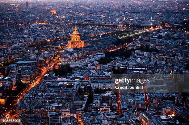 city at night - aerial paris view toward les invalides - buurt rond de champs élysées stockfoto's en -beelden