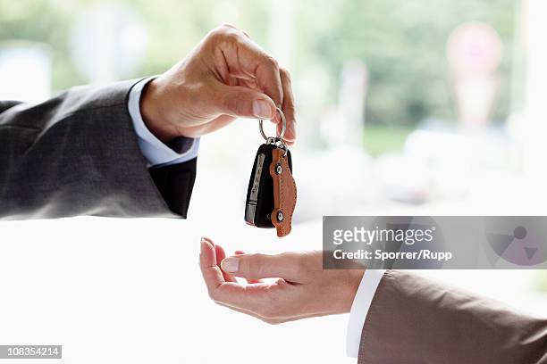handing over key - venditore di automobili foto e immagini stock