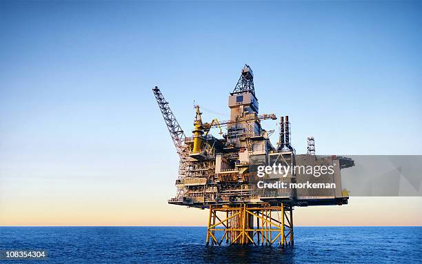 oil platform - marine engineering stock pictures, royalty-free photos & images