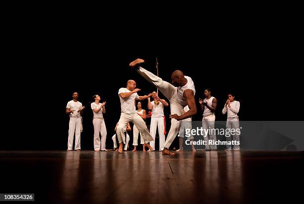 capoeira.  brazil - uitvoerende kunst voorstelling stockfoto's en -beelden