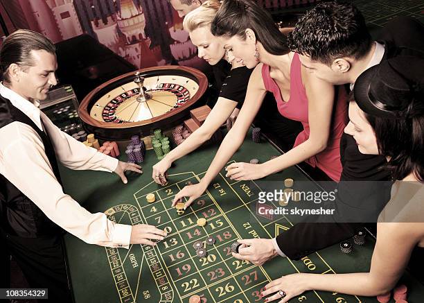 人々がよい時間にはカジノもあります。 - casino worker ストックフォトと画像