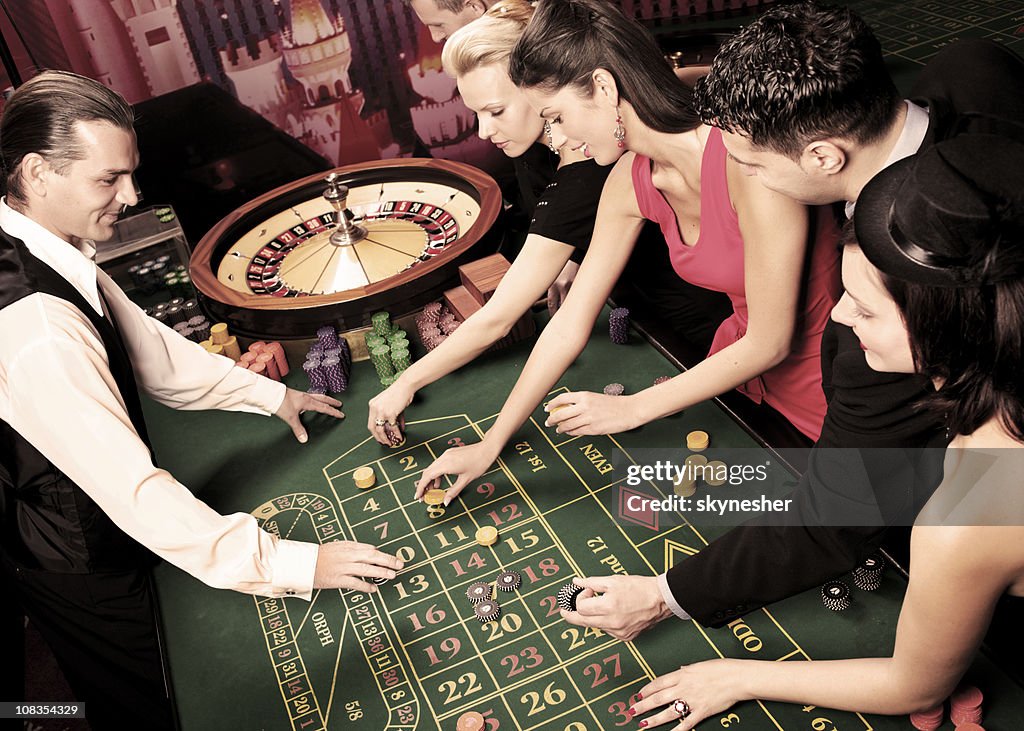 Pessoas tem um bom tempo no casino.