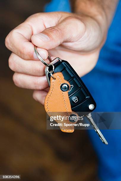 hand holding car keys - car keys hand stockfoto's en -beelden