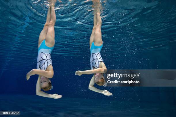 vue sous-marine natation synchronisée silhouette - synchronized swimming photos et images de collection
