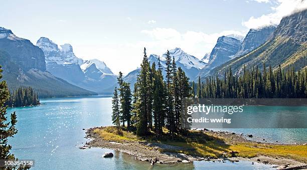 maligne lake and spirit island - maligne lake stock pictures, royalty-free photos & images