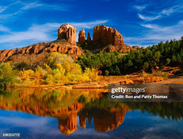 oak creek spiegelt cathedral peaks im red rocks state park - arizona stock-fotos und bilder