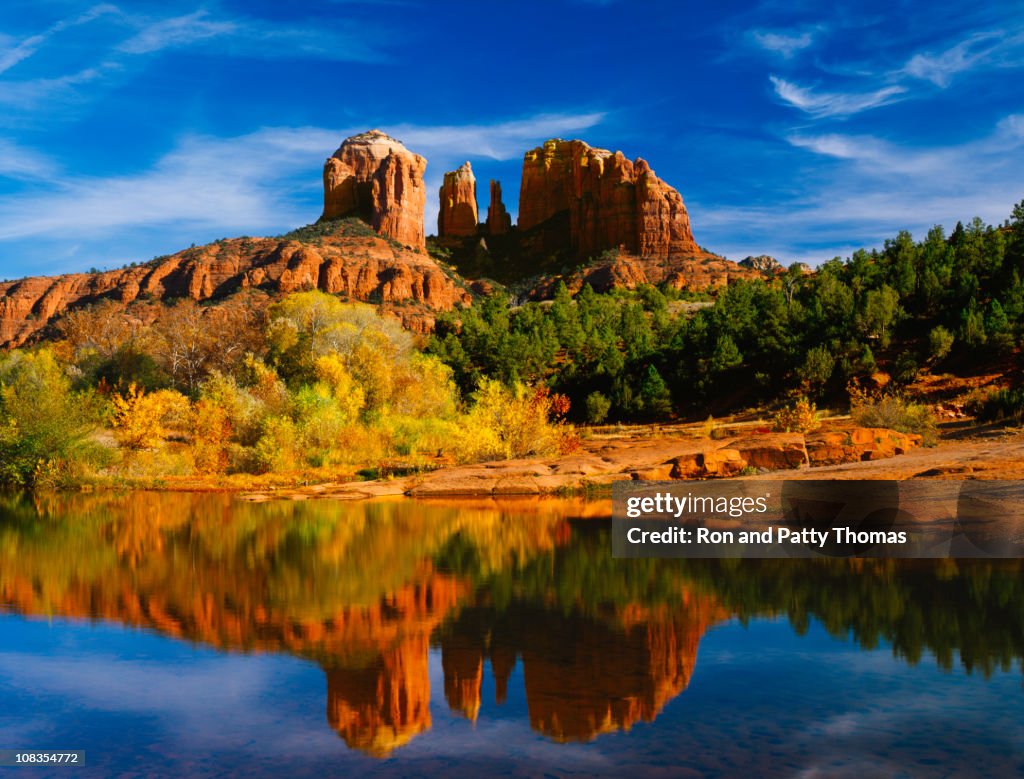 Oak Creek reflete Picos Catedral no Parque Estatal de Red Rocks