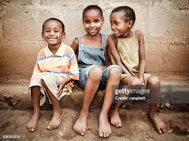 órfão meninas africano - abaixo do peso - fotografias e filmes do acervo