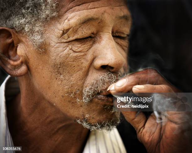 vieil homme fumeur - black man smoking cigarette photos et images de collection