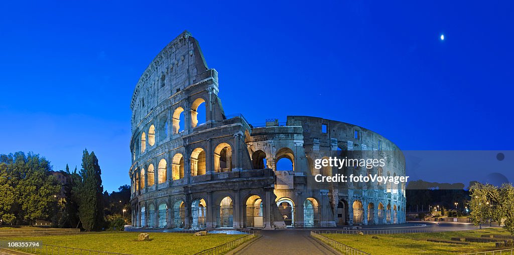 Colosseum in Rom im Mondlicht antiken römischen amphitheater Nacht panorama Italien