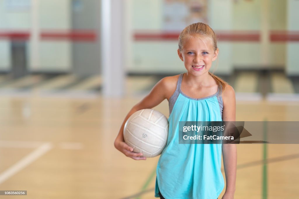 Fille avec un volley-ball