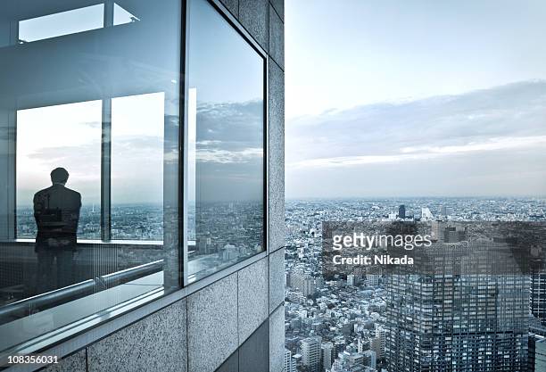 man in a skyscraper - looking above stockfoto's en -beelden