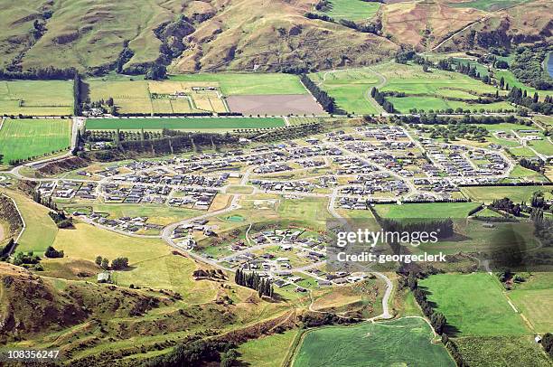 modern rural housing development - new zealand housing stock pictures, royalty-free photos & images